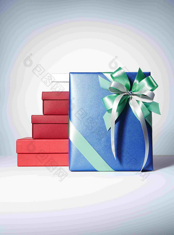 <strong>蓝色礼物盒</strong>红色盒子丝带场景摄影图