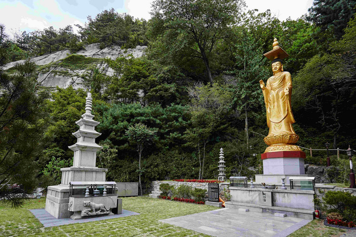 韩国石头宝塔佛教寺庙佛像摄影图