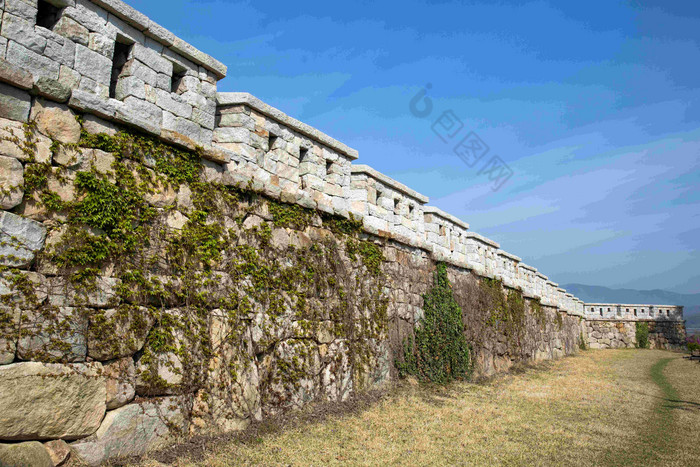 一条长长的石墙古城墙