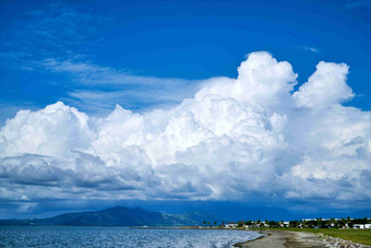 <strong>海滩</strong>小岛云海白云蓝天风景摄影图