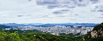 背靠山绿地蓝天城市全览图摄影图