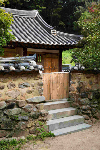 寺庙古镇小屋土墙木门风景摄影图