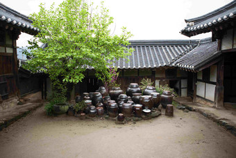 古老的韩式庭院大酱缸场景图