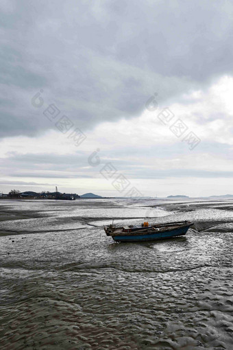 海边泥泽地沼泽渔船风景摄影图