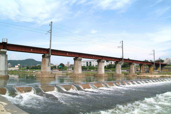 大坝上的铁路交通要道场景摄影图