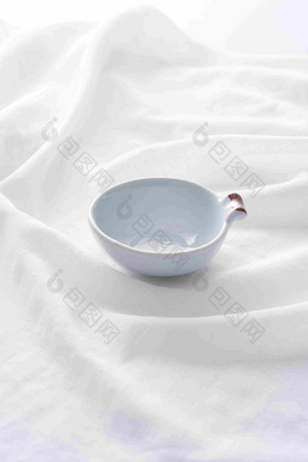 白布上一只陶瓷碗