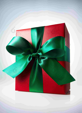 绿色丝带圣诞红色礼物盒静物摄影图