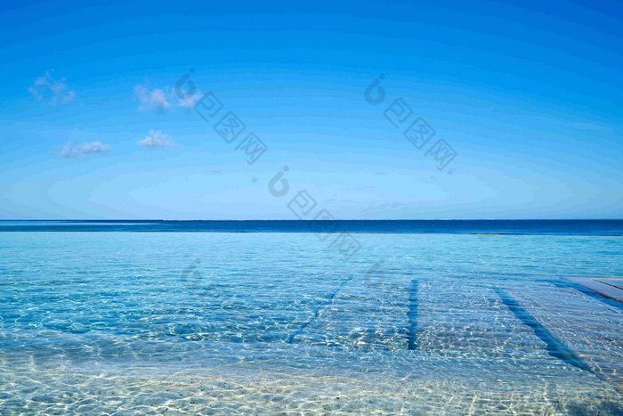 透明蓝色干净的大海水平线风景摄影图