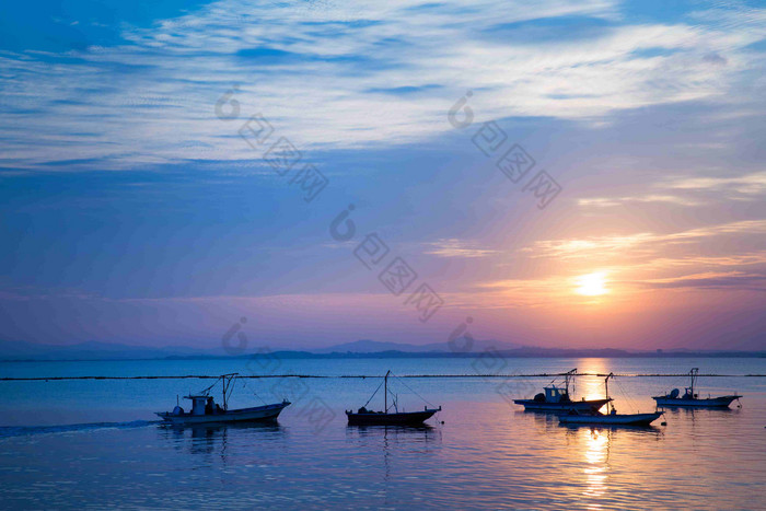 海上日出渔船风景摄影图