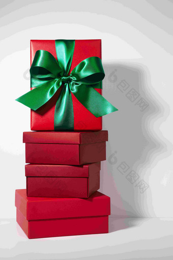 圣诞节地上放的红色礼物包装盒摄影图