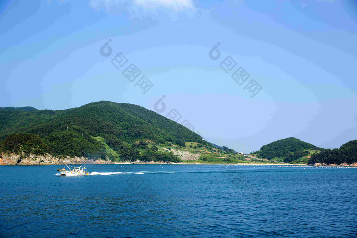 海上岛屿岸边船只风景摄影图