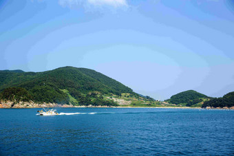 <strong>海上</strong>岛屿岸边<strong>船只</strong>风景摄影图