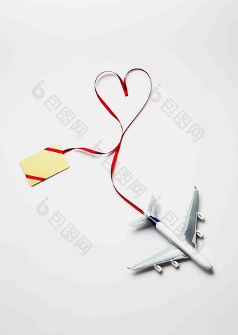 <strong>卡片</strong>浪漫的爱心丝带飞机模型摄影图