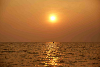 日出日落红色余晖海洋风光摄影图