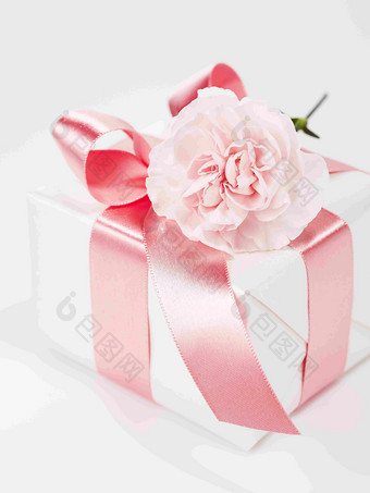 温馨的粉色康乃馨节日礼物盒摄影图