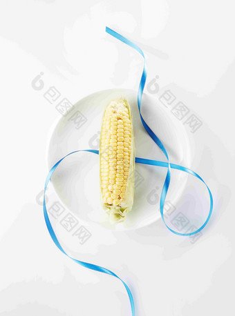 新鲜的玉米搭配丝带场景摄影图