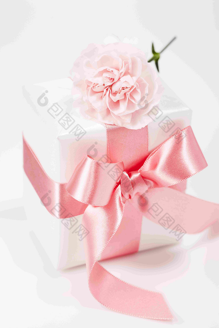 节日用品粉色康乃馨丝带礼品盒静物图