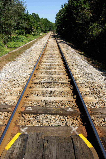 高清铁路延伸到远方特写风景摄影图