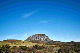 <strong>济州岛</strong>蓝天下森林山脉自然景观摄影图