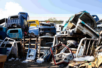 堆砌的废弃车辆场景摄影图