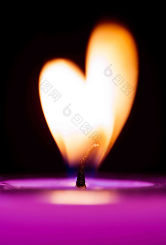 一支紫色蜡烛灯芯燃成心形状