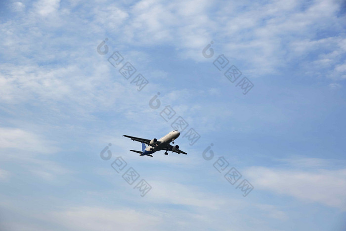 蓝天下的飞机航行场景摄影图