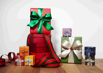 圣诞节堆砌的<strong>礼物盒</strong>各色包装摄影图