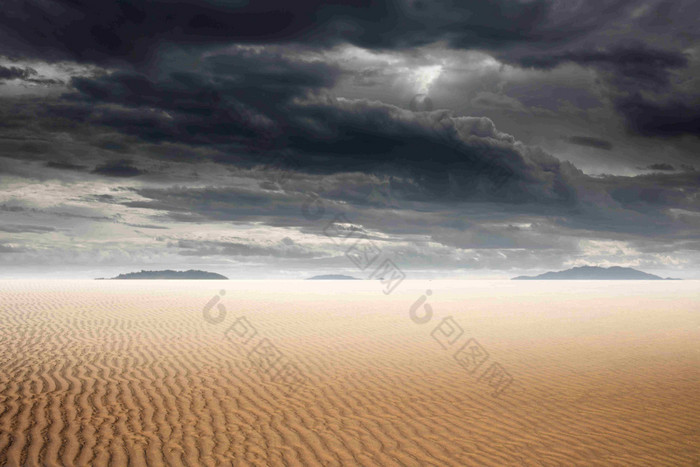 乌云沙漠合成风景摄影图