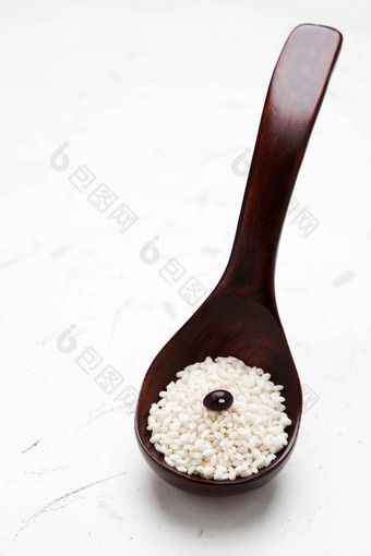 粮食木头勺子大米黑豆场景摄影图
