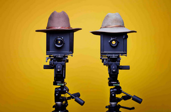 两台戴着高帽的古董<strong>相机</strong>场景摄影图
