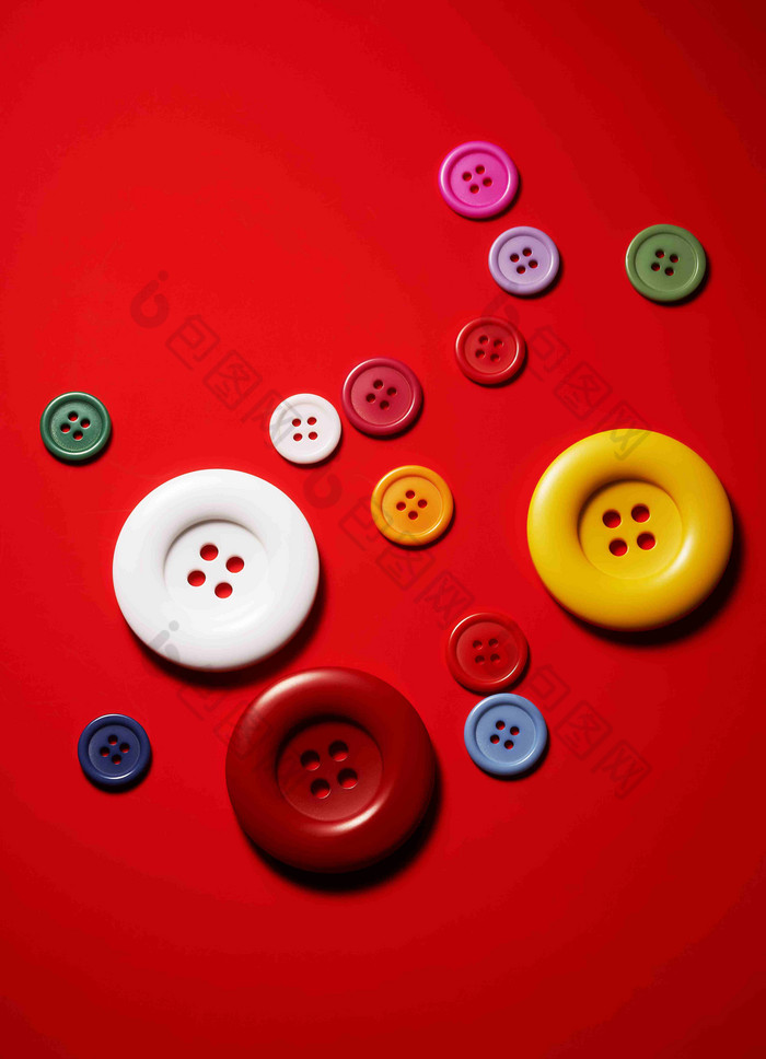 彩色纽扣按钮红色背景素材摄影图