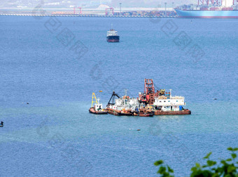 港湾停靠的工业轮船风景摄影图