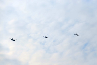 三架直升机天空飞行