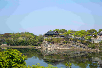 河岸边的古建筑庄园风景摄影图