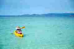女人在斐济岛蔚蓝透明大海风景摄影图
