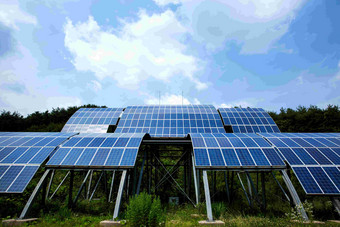 蓝天下<strong>太阳能</strong>能源行业技术发展摄影图
