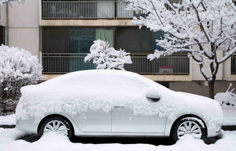 树车被积雪厚厚覆盖韩国首尔雪后景致