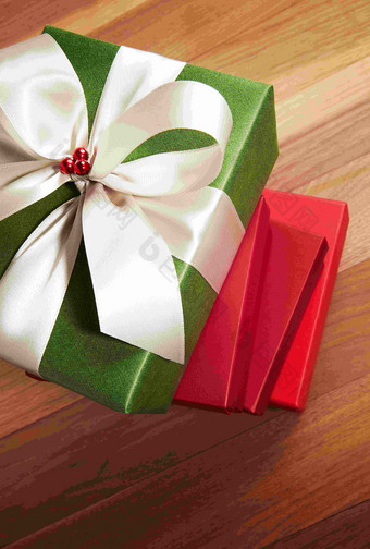 圣诞节红绿礼物盒包装静物摄影图