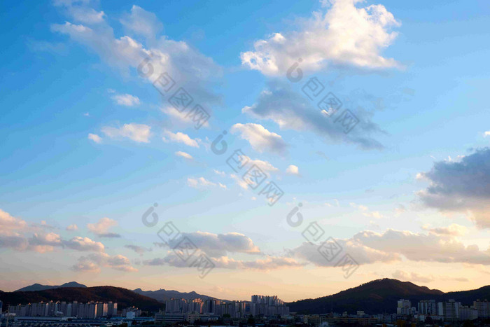 蓝色天空日落晚霞群山轮廓自然风景