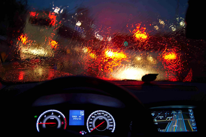 夜晚雨夜指示板交通路场景摄影图