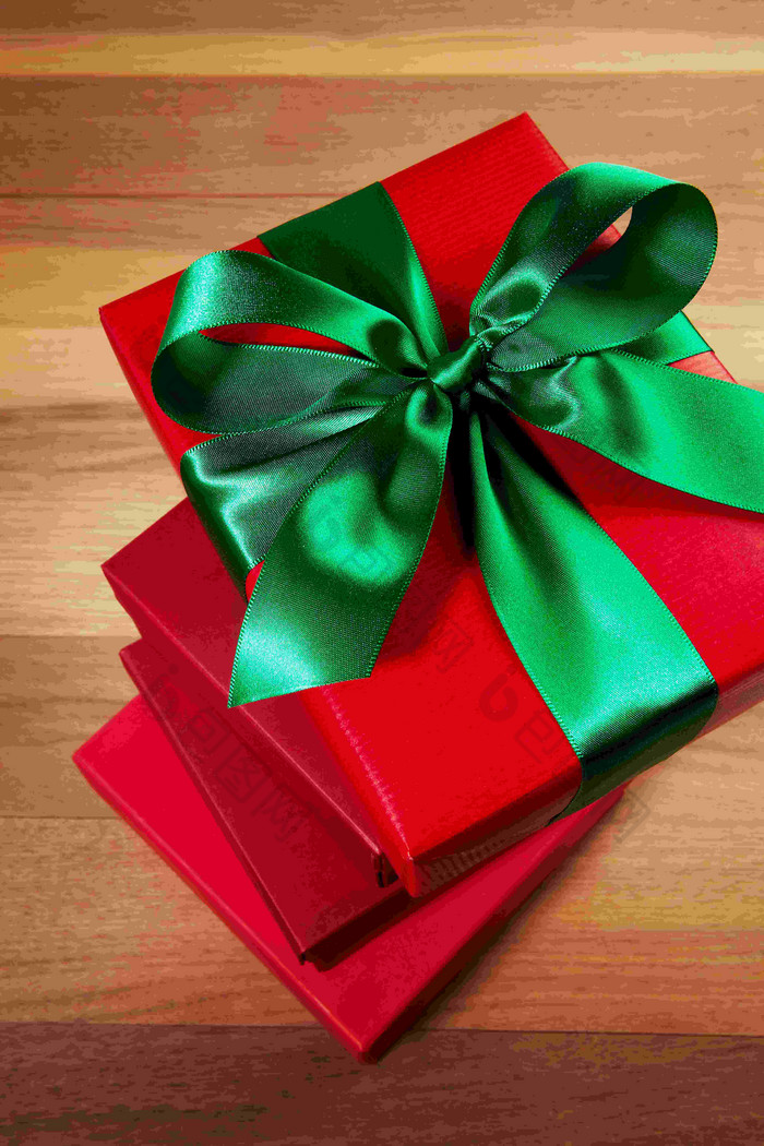 圣诞节礼物包装盒在木板上静物摄影图