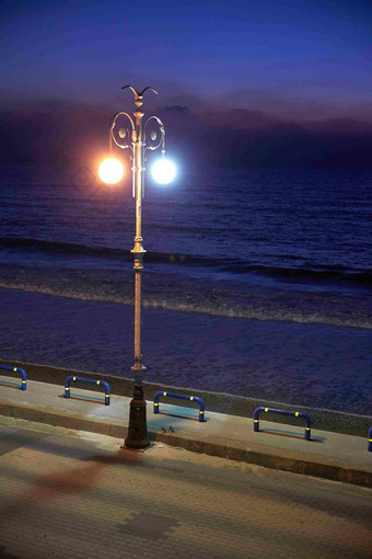夜色里的街灯沿海景色摄影图