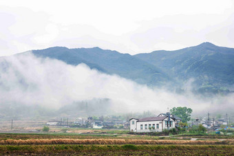 晨雾缭绕的山庄农田