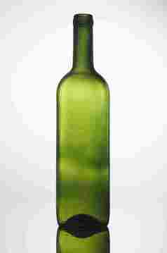 玻璃瓶绿色红酒瓶子静物特写摄影图
