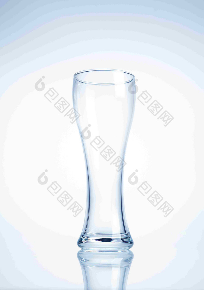 白色背景下的啤酒玻璃酒杯摄影图
