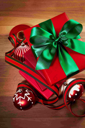 圣诞节礼物蝴蝶结雪球包装盒广告摄影图