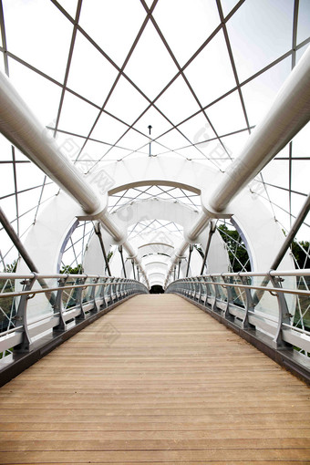 现代设计艺术铁栏吊桥结构场景图
