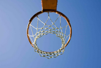 篮球球框站在低视角场景摄影图