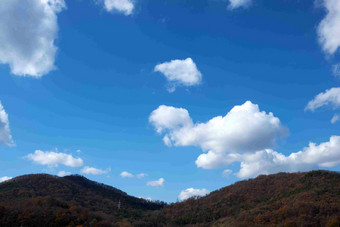 蓝天中朵朵白云山的轮廓自然风景