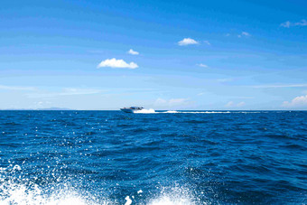 海浪蔚蓝大海风景摄影图